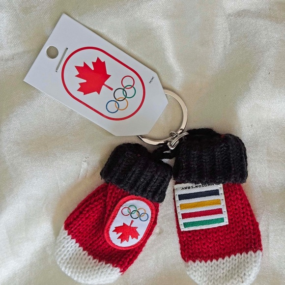 Hudson's Bay Co. Olympics Accessories - OLYMPICS OFFICIAL KEY CHAIN, ADORABLE MINIATURE MITTENS, YOUTH DESIGN, 2012 CDN